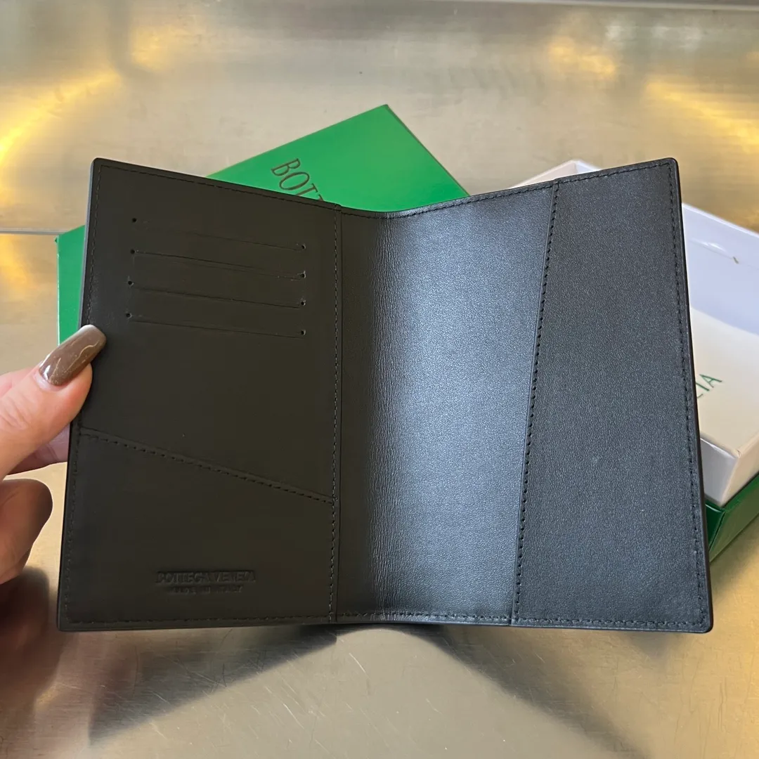 Batch 960 B’s new cassette passport holder [let me see].  777046 The classic woven element is the symbol of bv. It is composed of sheepskin and lining cowhide. It is soft and moderate. The texture is durable and durable. In addition to your passport, you can also put your cards, documents and a small amount of cash. It is small and exquisite. Super suitable for travel. Weaving is the eternal classic of this brand. Size: 13.6x10.5,
